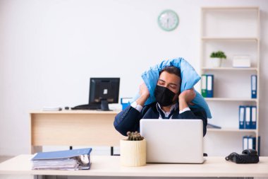 İş yerindeki salgın sırasında genç erkek çalışan