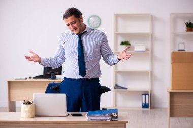 Ekonomik kriz konseptinde genç bir muhasebeci.