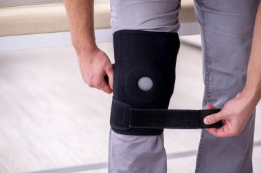 Hastanede yaralı genç bir adam var.