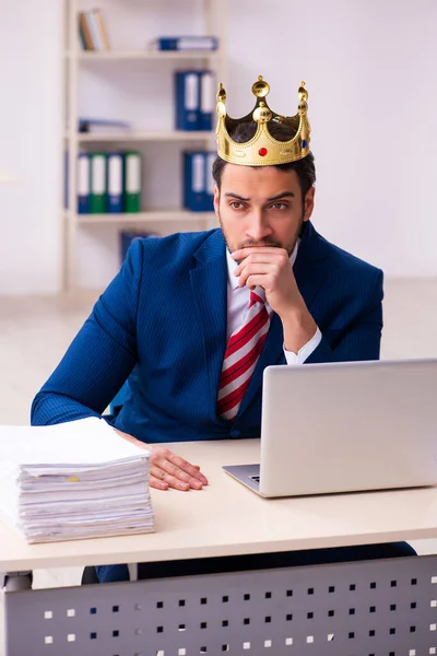 Młody król biznesmen pracownik pracujący w biurze — Zdjęcie stockowe