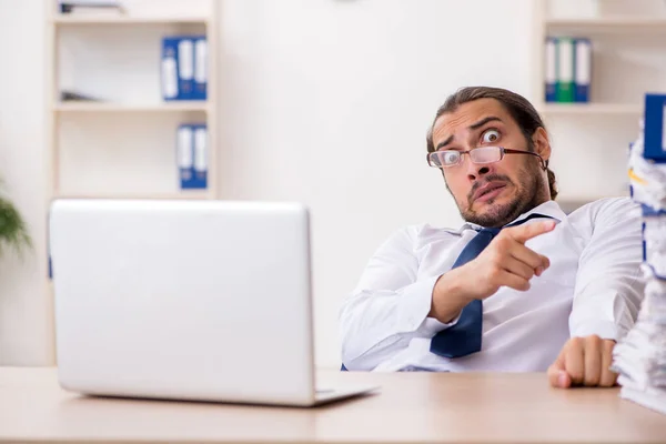 Jovem empresário infeliz com excesso de trabalho no escritório — Fotografia de Stock
