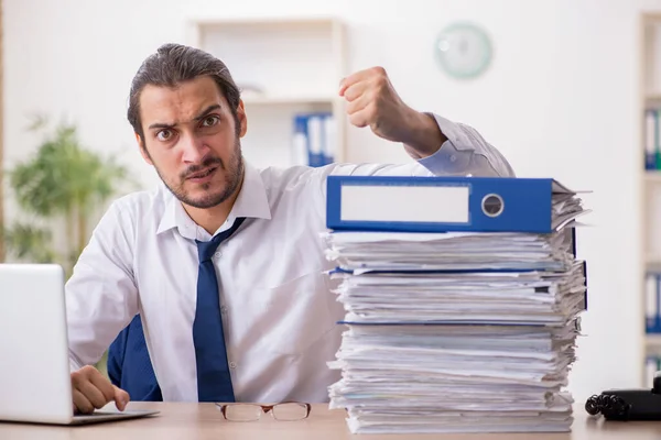 Joven hombre de negocios descontento con el trabajo excesivo en la oficina — Foto de Stock