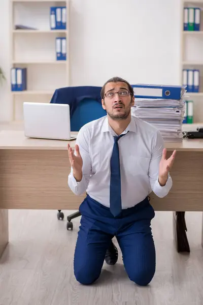 Jungunternehmer unzufrieden mit übermäßiger Arbeit im Büro — Stockfoto