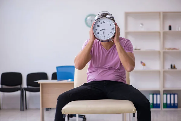 Jeune patient masculin en attente d'un médecin dans le concept de gestion du temps — Photo