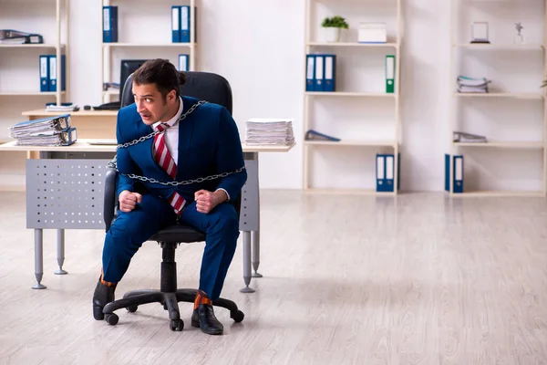 Angeketteter männlicher Angestellter im Büro — Stockfoto