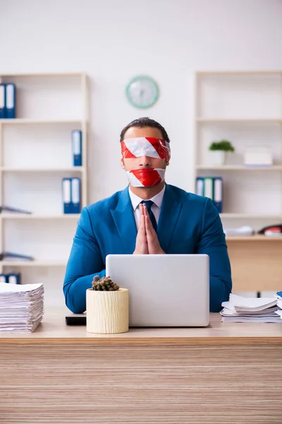 Boca e olhos fechados masculino empregado que trabalha no escritório — Fotografia de Stock