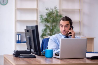 Ofiste çalışan genç bir erkek.