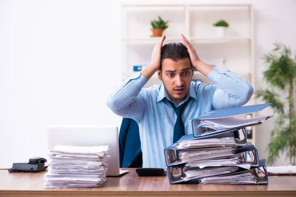 Jeune homme d'affaires salarié travaillant dans le bureau — Photo