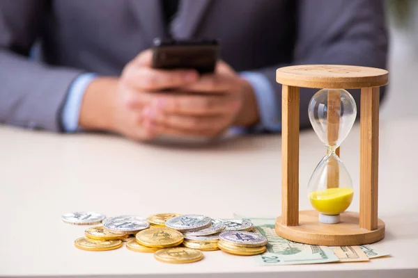 Joven ganando dinero a través de Internet en concepto de gestión del tiempo —  Fotos de Stock