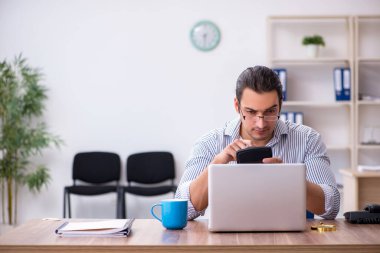 Ofiste çalışan genç bir muhasebeci.