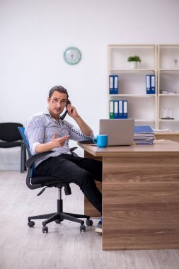 Ofiste çalışan genç bir muhasebeci.