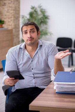 Ofiste çalışan genç bir muhasebeci.