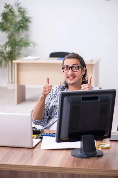 Junge männliche IT-Fachkraft arbeitet im Büro — Stockfoto