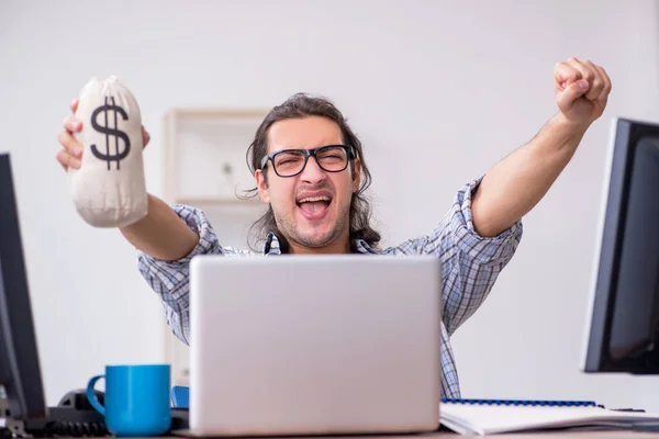 Joven hombre es especialista que trabaja en la oficina — Foto de Stock