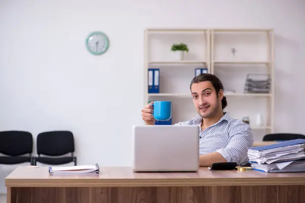 Ung manlig bokhållare som arbetar på kontoret — Stockfoto