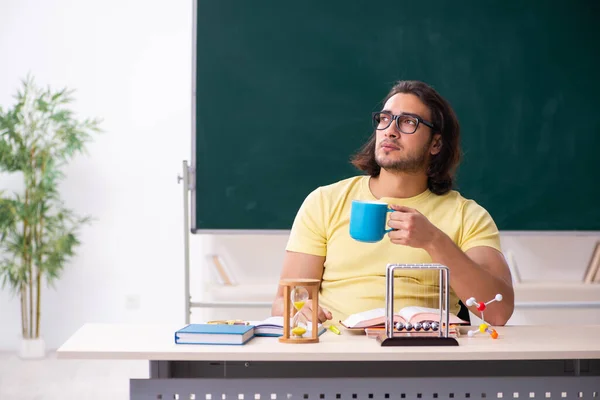 Young male student physicist preparing for exams in the classroo — Stock Photo, Image