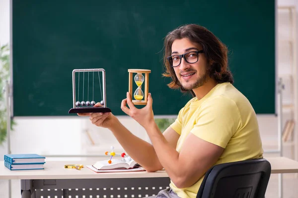 Jovem estudante físico se preparando para exames na sala de aula — Fotografia de Stock