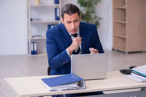 Enfermo empleado masculino que sufre en el lugar de trabajo — Foto de Stock