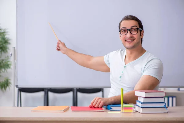 Młody mężczyzna nauczyciel student siedzi w w klasa — Zdjęcie stockowe