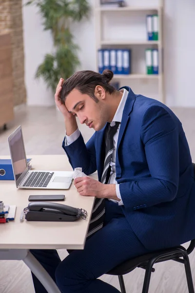 Kranke männliche Mitarbeiter leiden am Arbeitsplatz — Stockfoto