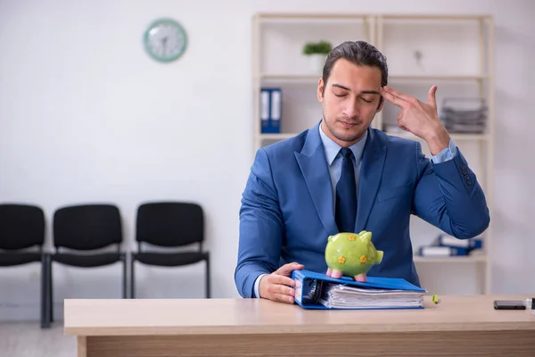 Giovane dipendente di sesso maschile nel concetto di pianificazione di bilancio — Foto Stock