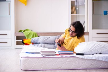 Evde sınava hazırlanan genç bir erkek öğrenci.