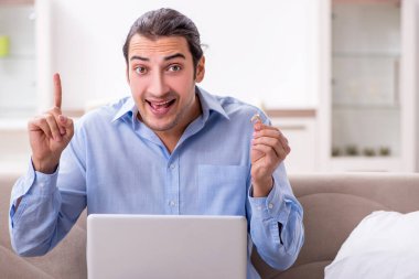 Genç adam internet üzerinden evlenme teklifi yapıyor.