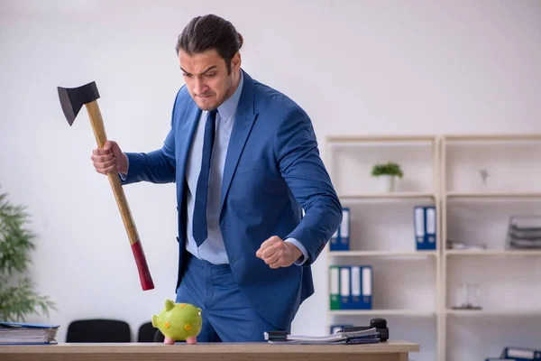 Aggressiv manlig anställd med yxa i budgetplaneringskonceptet — Stockfoto