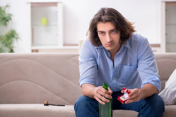 Junger männlicher Alkoholiker in unerwiderter Liebe — Stockfoto