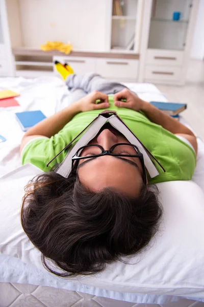 Jeune étudiant masculin se préparant aux examens à la maison — Photo