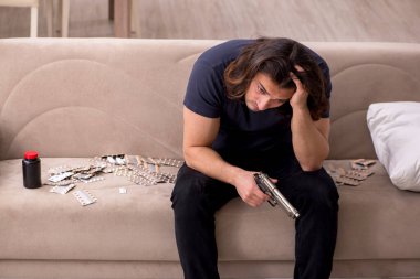 Evde acı çeken genç hasta adam.