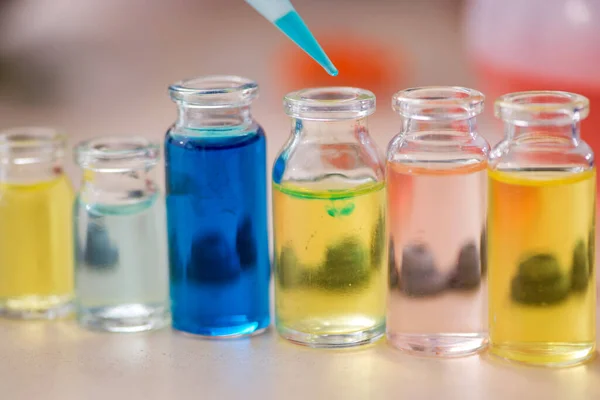 Young male chemist working in the lab — Stock Photo, Image