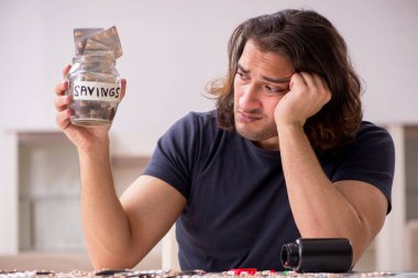 Evde acı çeken genç hasta adam.