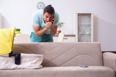 Genç erkek ebeveyn yeni doğan bebeğe evde bakıyor.