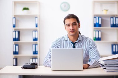 Ofiste çalışan genç bir erkek.