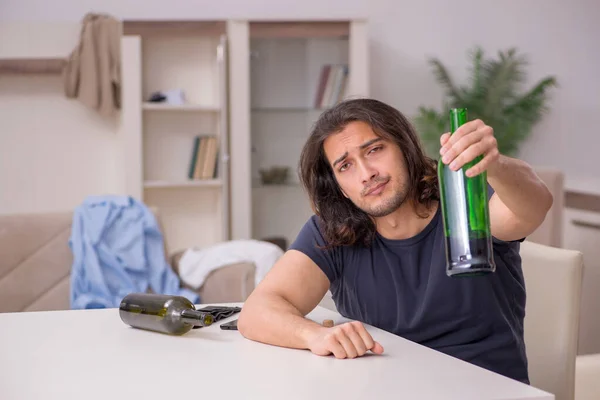 Jeune chômeur buvant de l'alcool à domicile — Photo