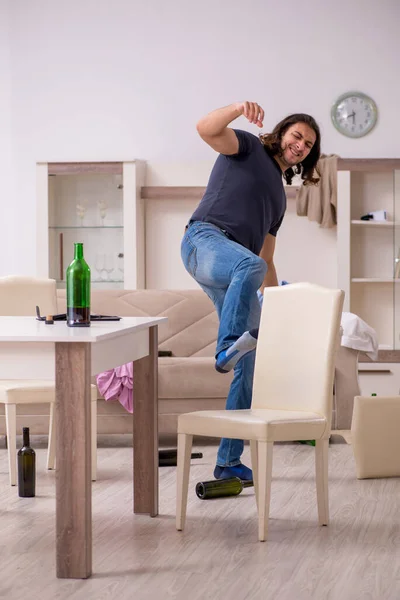 Jovem desempregado bebe álcool em casa — Fotografia de Stock