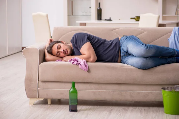 Jonge werkloze die thuis alcohol drinkt — Stockfoto