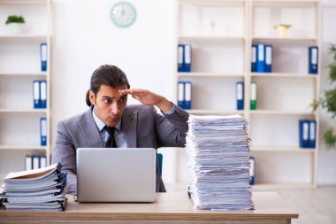 Genç bir erkek işçi aşırı işten memnun değil.