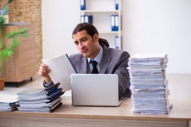 Genç bir erkek işçi aşırı işten memnun değil.