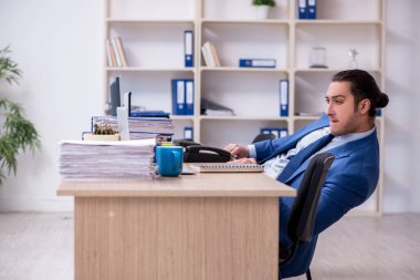 Ofiste çalışan bir işadamı.