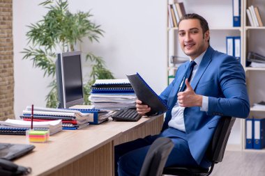 Ofiste çalışan bir işadamı.