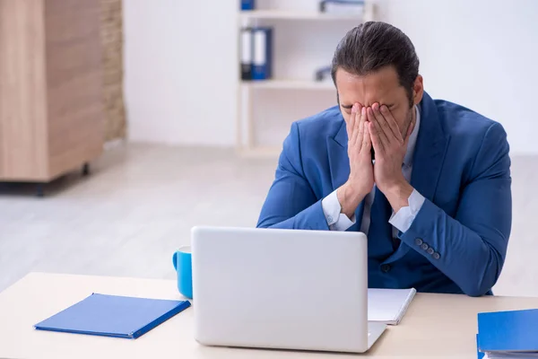 Joven empleado masculino que trabaja en el lugar de trabajo —  Fotos de Stock