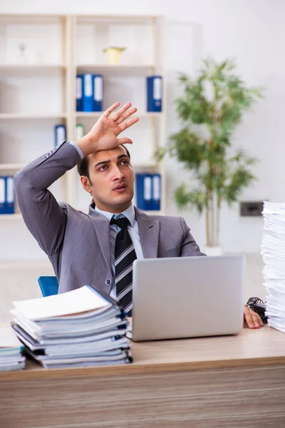 Giovane dipendente maschio infelice con il lavoro eccessivo — Foto Stock