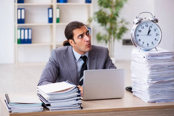Carga de trabajo empleado masculino en concepto de gestión del tiempo — Foto de Stock