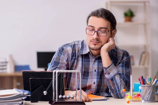 Jonge mannelijke student zit in de klas — Stockfoto