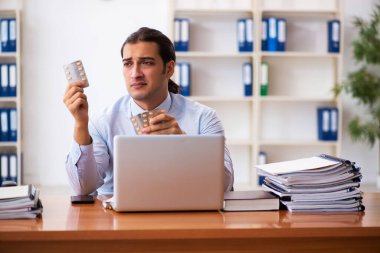 Ofiste çalışan hasta bir erkek işçi.