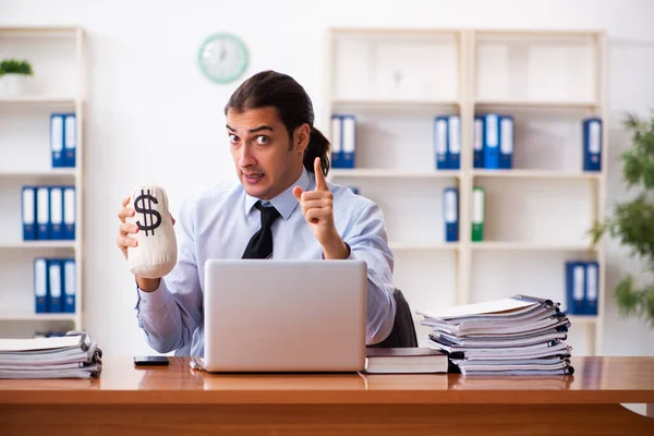 Junge männliche Mitarbeiter im Bezahlkonzept — Stockfoto