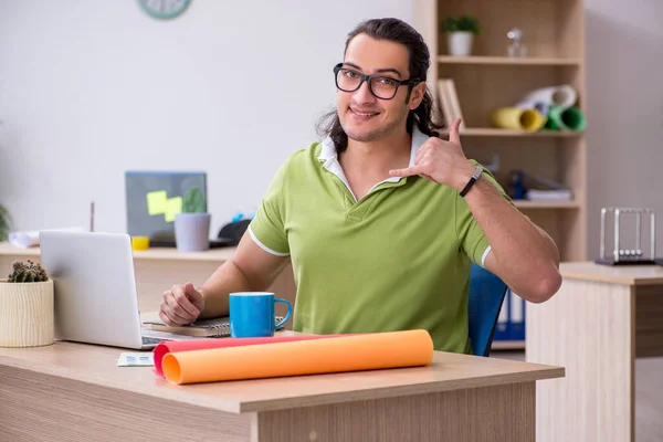 Joven diseñador masculino trabajando en la oficina — Foto de Stock