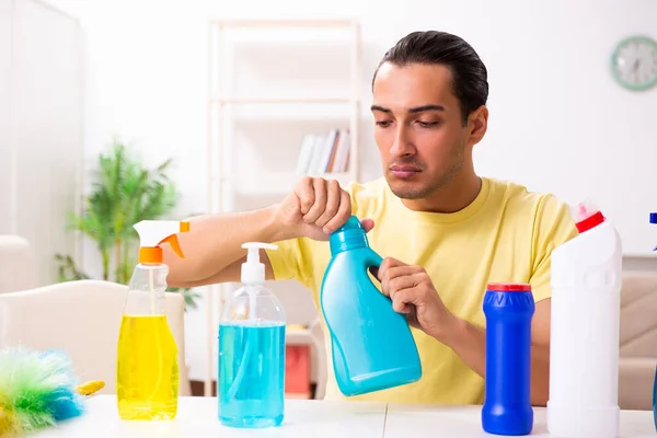 Jonge mannelijke aannemer doet huishoudelijk werk thuis — Stockfoto